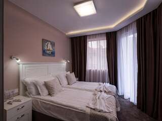 Отель Caro Apartments & Rooms Варна Двухместный номер с 2 отдельными кроватями и видом на город-1