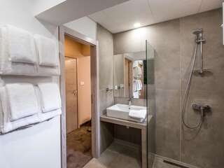 Отель Caro Apartments & Rooms Варна Двухместный номер Делюкс с 2 отдельными кроватями-6
