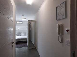 Отель Caro Apartments & Rooms Варна Бюджетный двухместный номер с 1 кроватью - Мансарда (без балкона)-1
