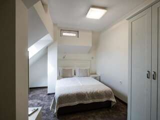 Отель Caro Apartments & Rooms Варна Бюджетный двухместный номер с 1 кроватью - Мансарда (без балкона)-2