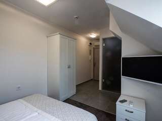 Отель Caro Apartments & Rooms Варна Бюджетный двухместный номер с 1 кроватью - Мансарда (без балкона)-4