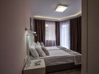 Отель Caro Apartments & Rooms Варна Двухместный номер с 2 отдельными кроватями и видом на город-2
