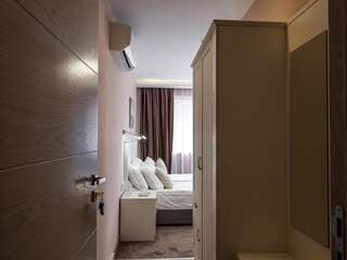 Отель Caro Apartments & Rooms Варна Двухместный номер с 2 отдельными кроватями и видом на город-3